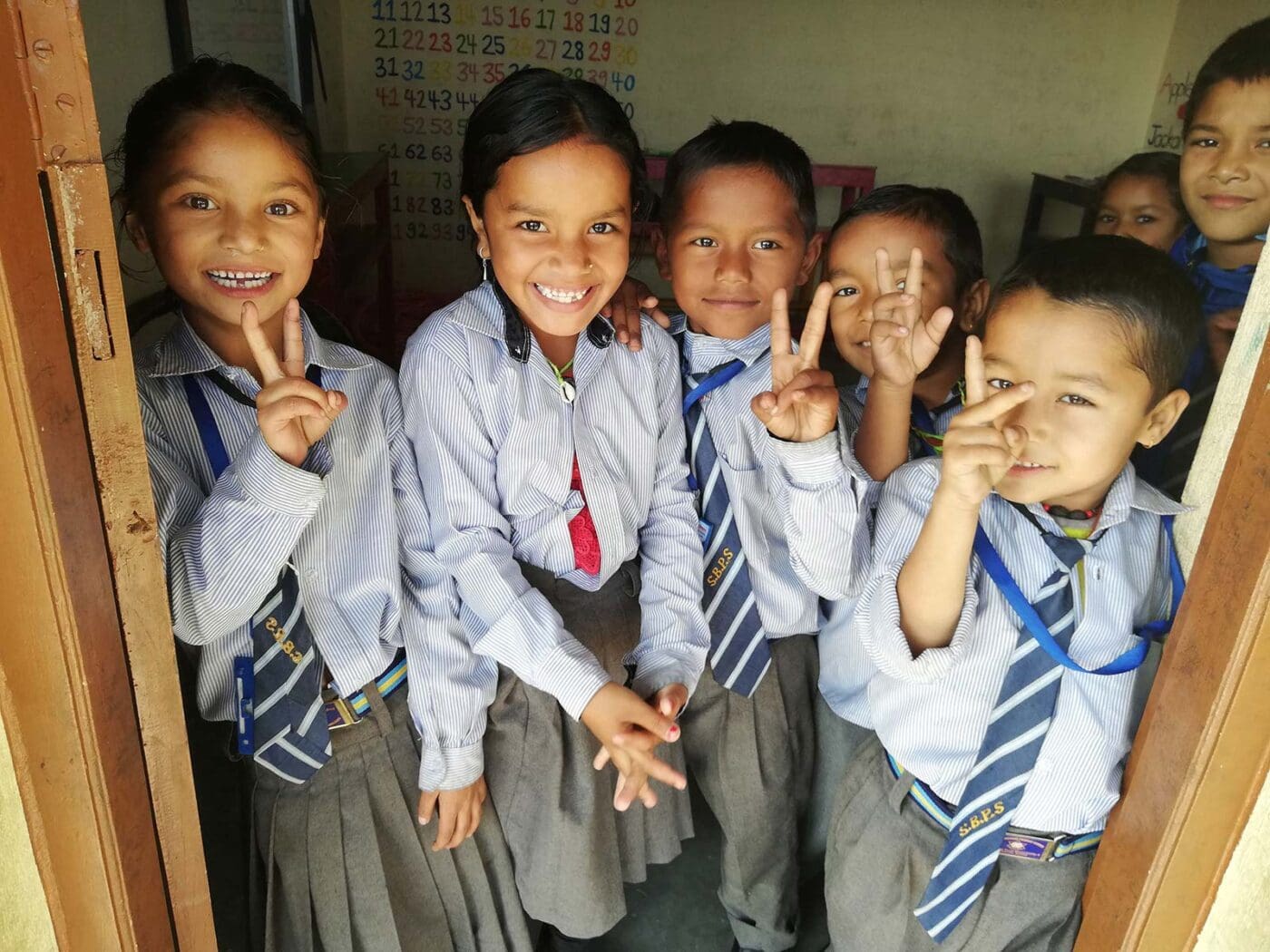 Kinder aus einem Bergdorf in Nepals, das Sambhav Nepal u.a. mit Gesundheits- und Bildungsprojekten unterstützt.
