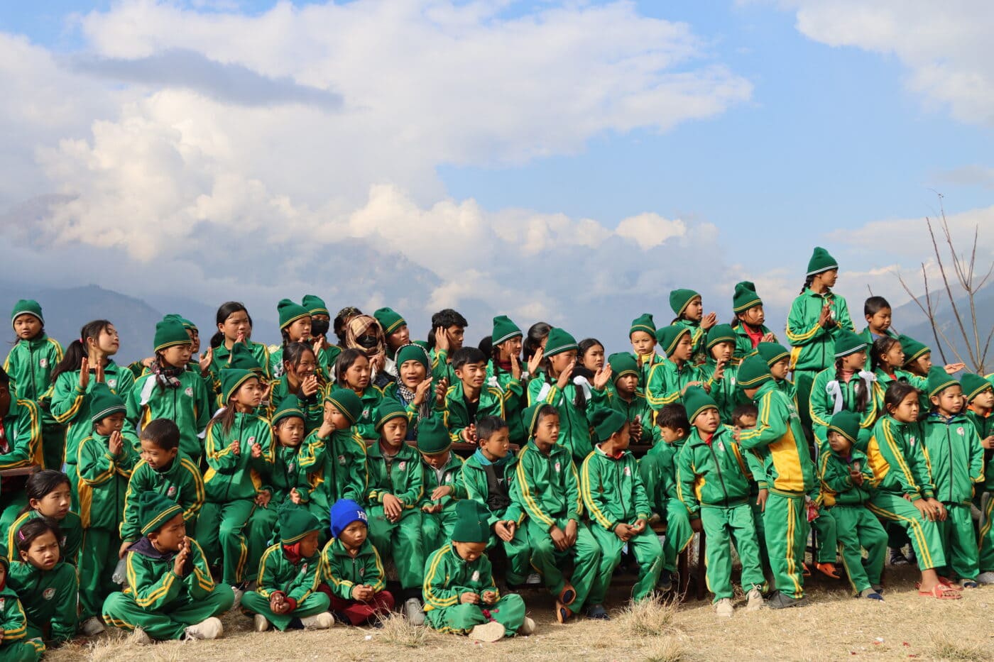 Nepalesische Kindergruppe in grüner Outdoor Kleidung, die durch Spender von Sambhav Nepal finanziert werden konnte.